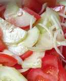 Ensalada de tomate, cebolla y pepinos