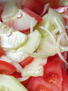 Una foto de Ensalada de tomate, cebolla y pepinos