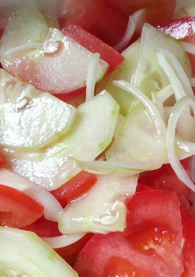 Una foto de Ensalada de tomate, cebolla y pepinos