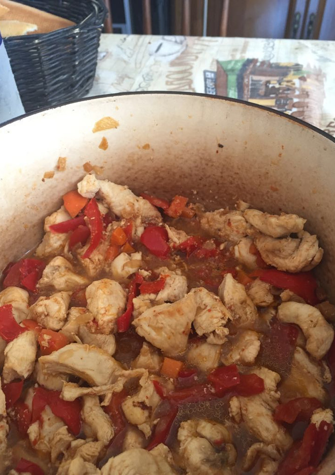 Una foto de Pechuga con pimiento rojo