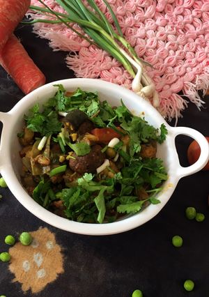 ઊંધિયું (Undhiyu Recipe In Gujarati) રેસીપી મુખ્ય ફોટો