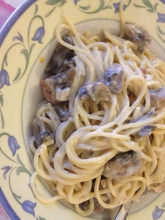 Una foto de Spaguetti a la carbonara con champiñón y toque picante mmmm