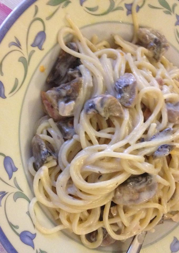 Una foto de Spaguetti a la carbonara con champiñón y toque picante mmmm