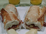 Bocata de jamón crudo acompañado con dátiles con queso