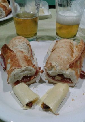 Una foto de Bocata de jamón crudo acompañado con dátiles con queso