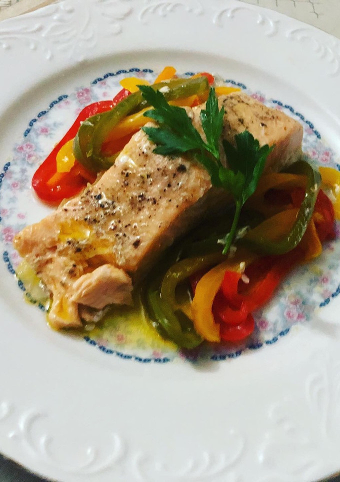 Una foto de Papillote de salmón con verduras