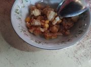 Una foto de ensalada de garbanzos y maiz
