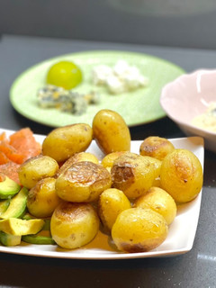Una foto de Patatas al vapor en microondas, con salmón ahumado y majonesa: Cena rápida y facilísima!