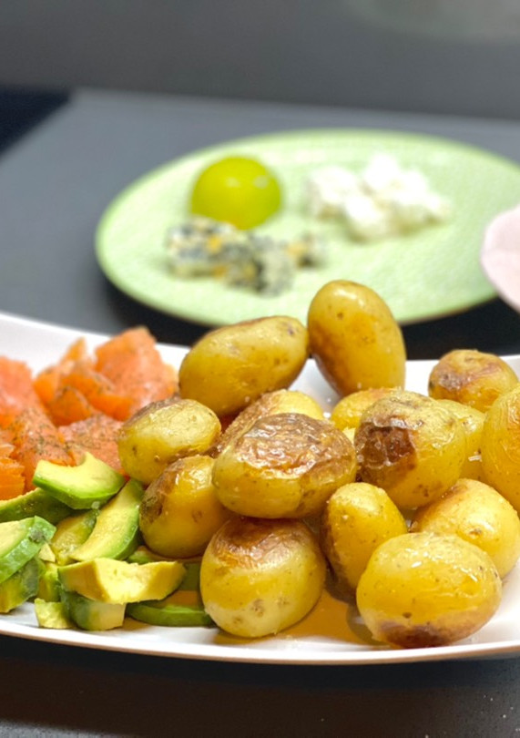 Una foto de Patatas al vapor en microondas, con salmón ahumado y majonesa: Cena rápida y facilísima!