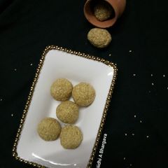 A picture of Sesame laddoo.