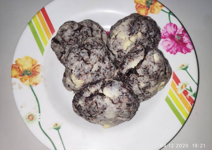 Gluten Free Chocolate Crinckle Cookies