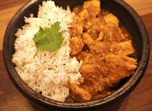 Una foto de Pollo al curry con arroz basmati!!