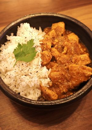 Una foto de Pollo al curry con arroz basmati!!
