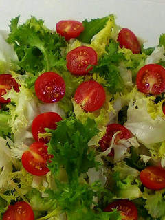 Una foto de Ensalada de escarola tomate cherri y queso de Burgos 😋