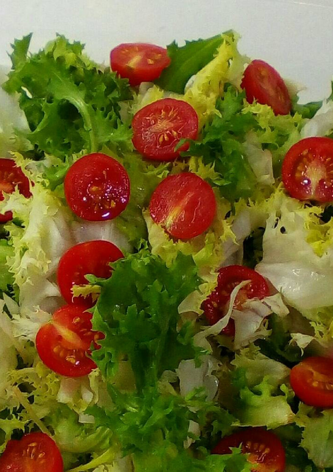 Una foto de Ensalada de escarola tomate cherri y queso de Burgos 😋