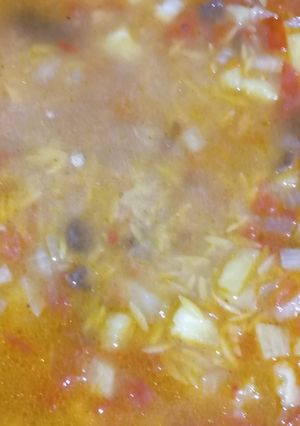 Una foto de Orzo vegano con piña y umeboshi