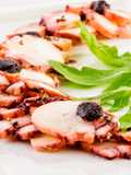 Carpaccio de pulpo con vinagreta de cítricos y Olivada