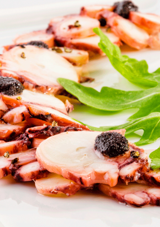 Una foto de Carpaccio de pulpo con vinagreta de cítricos y Olivada