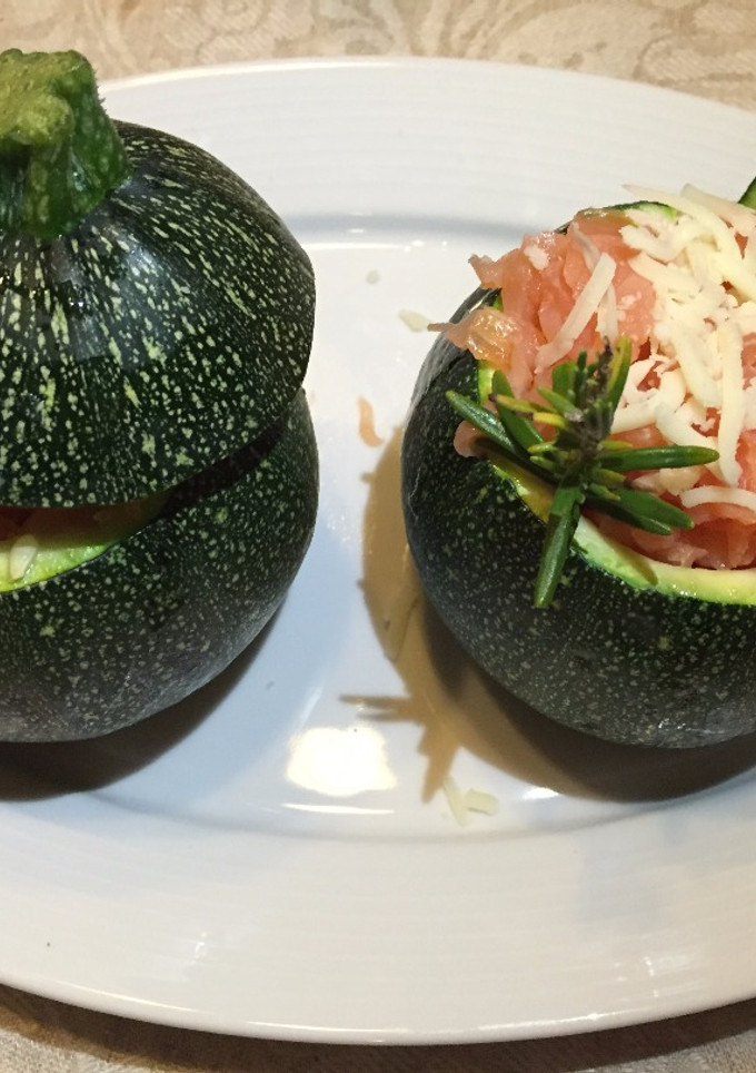 Una foto de Calabacitas rellenas de salmón y queso