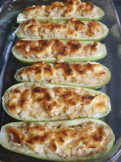 Una foto de Calabacines rellenos de marisco y merluza