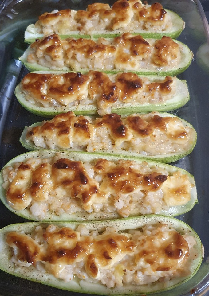 Una foto de Calabacines rellenos de marisco y merluza
