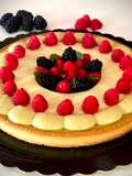 CROSTATA MODERNA - Sablè al cocco, crema al pistacchio, disco di cioccolato bianco e frutti di bosco