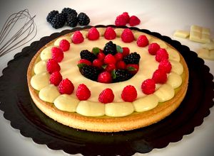 Foto di CROSTATA MODERNA - Sablè al cocco, crema al pistacchio, disco di cioccolato bianco e frutti di bosco