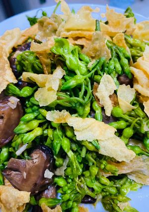 Hình của món Món chay dễ làm 🌱🍃: Bông thiên lý xào nấm đông cô + tàu hủ ky khô.