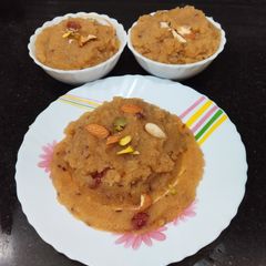 A picture of Adadiya Ladwa or Urad dal Halwa.