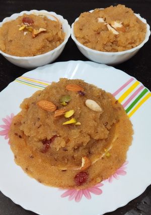 A picture of Adadiya Ladwa or Urad dal Halwa.