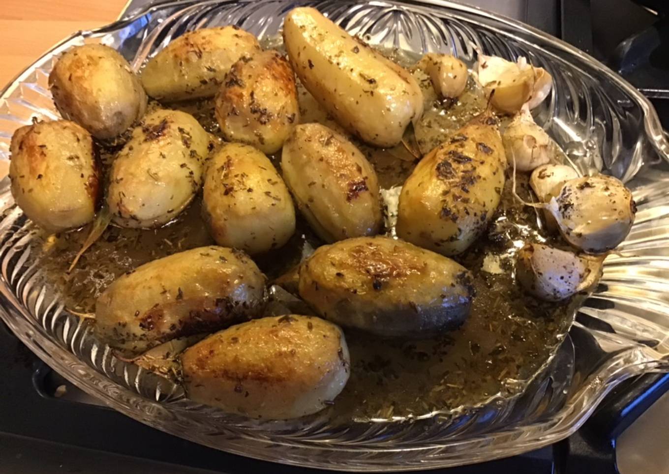 Pommes de terre « farcies » laurier aux herbes aromatiques et ail en chemise