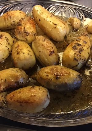 Une photo de Pommes de terre « farcies » laurier aux herbes aromatiques et ail en chemise