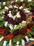 Trio de salades (frisée,roquette,cresson) tomate,oignon rouge et chorizo noir à la feta