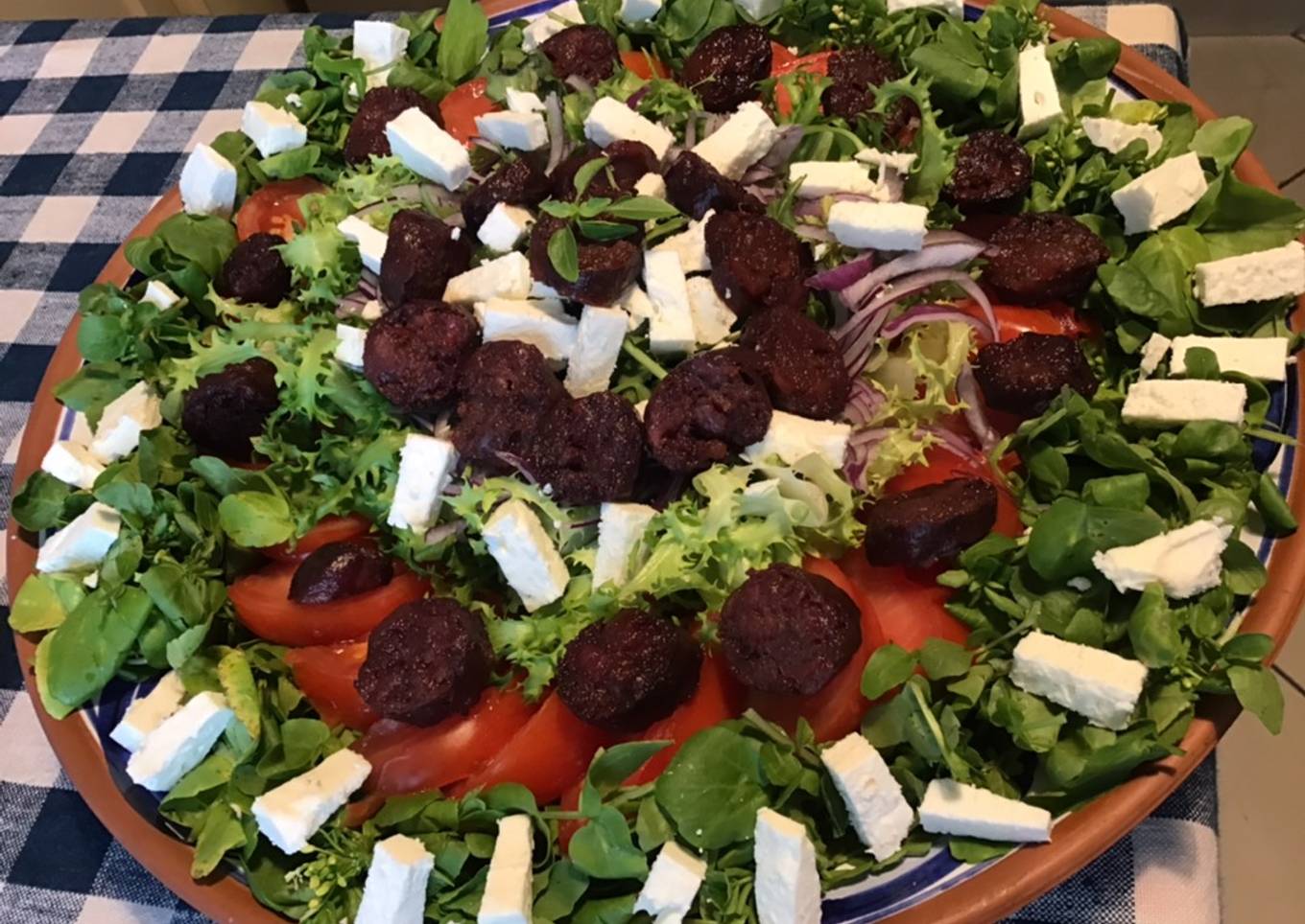 Recipe of Homemade Trio de salades (frisée,roquette,cresson) tomate,oignon rouge et chorizo noir à la feta