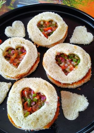 A picture of Bread_cheesy_veg_window_sindwich.