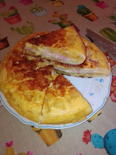 Una foto de Tortilla de patatas rellena