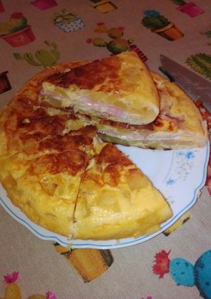 Una foto de Tortilla de patatas rellena