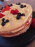 Naked cake con crema chantilly, fragole e mirtilli