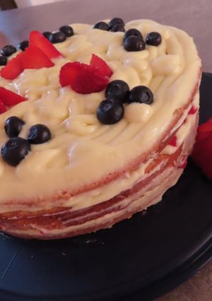 Foto di Naked cake con crema chantilly, fragole e mirtilli