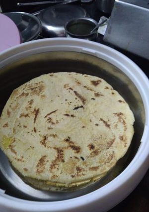 मक्के की रोटी (makke ki roti recipe in hindi) रेसिपी मुख्य फोटो