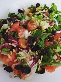 Una foto de Brotes tiernos con frutos secos