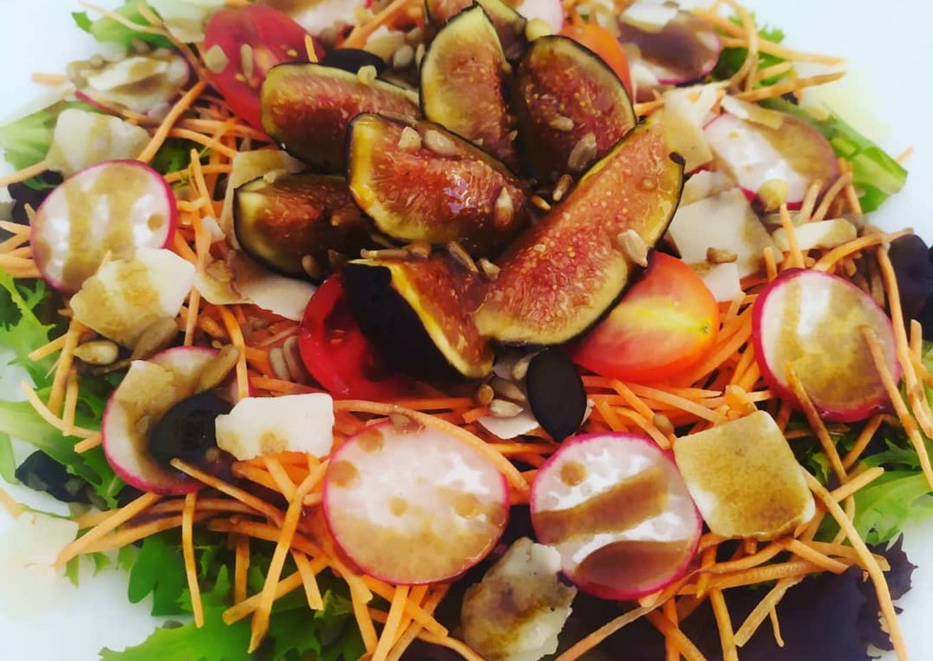 Ensalada mezclum de higos con vinagreta de miel y parmesano