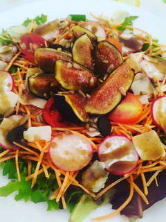 Una foto de Ensalada mezclum de higos con vinagreta de miel y parmesano