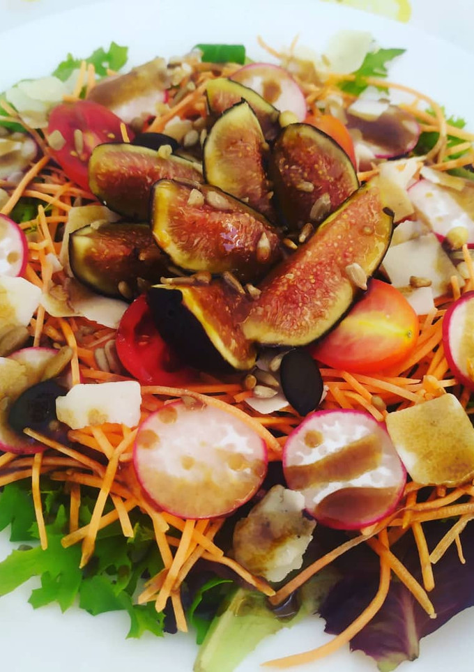 Una foto de Ensalada mezclum de higos con vinagreta de miel y parmesano