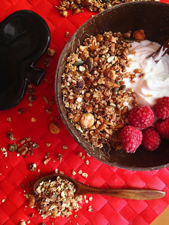 Una foto de Granola casera de canela y jengibre