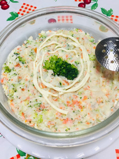 Una foto de Ensalada de papas con zanahoria y brócoli!