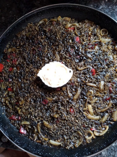 Una foto de Arroz negro con calamar