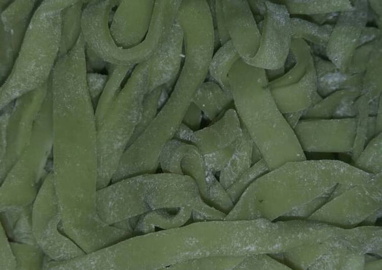 Proses Membuat Mie Bayam mentah yang mudah