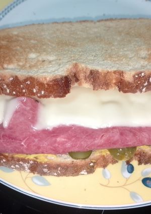 Una foto de Sándwich de Pastrami "Estilo Nueva York"