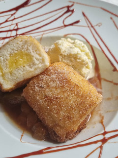 Una foto de Rollitos de torrija con crema pastelera y compota de manzana